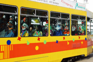 Die Straßenbahn, voll mit Schaufensterpuppen in Masken und Kostümen, fuhr während der gesamten FasNicht in langsamem Tempo durch die Stadt.