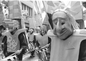 El Cartón, das können wir auch. Jedes Mitglied der Clique fertigte seine eigene Larve und eine originelle Konstruktion aus Pappe als Reaktion auf die Weltausstellung in Sevilla, Spanien, an, wo sich die Schweiz mit einem banalen Pappturm präsentierte. Fasnacht 1996, Foto von Markus Tschalär. 